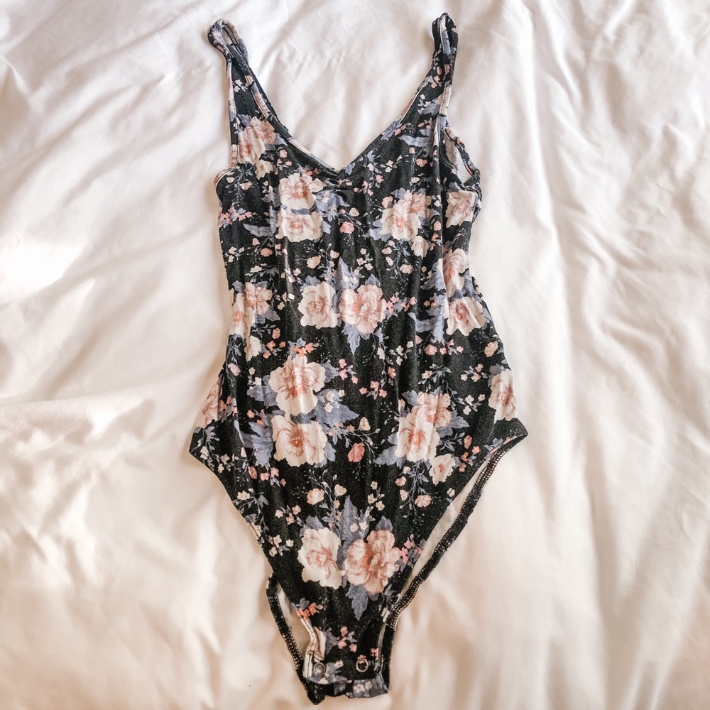 💜2/$20💜 American eagle floral bodysuit